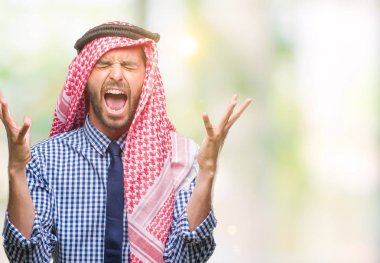 Arka plan deli kutlama keffiyeh üzerinde giyen genç yakışıklı Arap iş adamı izole ve crazy arms ile başarı için kaldırdı ve heyecanlı çığlık gözler kapalı. Kazanan kavramı