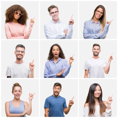 Grup Genç insanlar kadın ve kameraya bakarak yan el ve parmak ile işaret eden erkekler üzerinde beyaz solated arka yüzünde kocaman bir gülümseme ile kolaj.