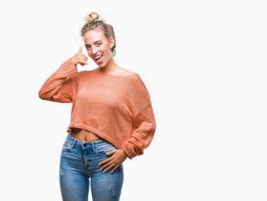 Güzel genç sarışın kadın yapıyor gülümseyen izole arka plan üzerinde telefon el ve parmak telefonda konuşmak ile jest. Kavramları iletişim.