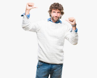 Yakışıklı İspanyol adam yüzünde gülümseme ile kendinden emin görünüyorsun, kendini gururlu ve mutlu parmakları ile işaret izole arka plan üzerinde giyen kış kazak modeli.