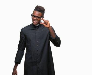 İzole arka plan gülümseyen ve süre seyir ve kamera boyutu işaret parmaklarıyla yapıyor el ile kendinden emin eller genç Afro-Amerikan rahip adam. Ölçü kavramı.