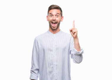 Yakışıklı delikanlı ile başarılı fikir parmağı yukarıyı izole arka plan üzerinde. Çıktıktan ve mutlu. Bir numara.