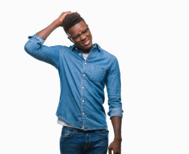 Genç Afro-Amerikan adam izole arka plan üzerinde yanıltır ve soru hakkında merak ediyorum. Şüphe, kafasına el ile düşünme ile belirsiz. Dalgın kavramı.