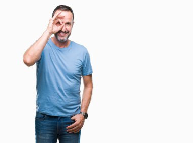 Orta yaş ağarmış komuta sizde gülümseyen, parmakları ile mutlu yüz üzerinden seyir göz el ile ok jest yapıyor izole arka plan üzerinde.