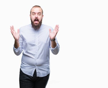 Genç beyaz hipster adam deli kutluyor arka plan izole ve başarı için kaldırdı kollarını açarak hayrete ve heyecanlı çığlık gözleri açık. Kazanan kavramı