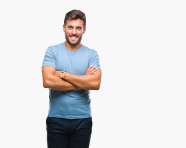 İzole arka plan mutlu yüz çapraz silah kameraya bakarak ile gülümseyen genç yakışıklı adam. Olumlu bir kişi.