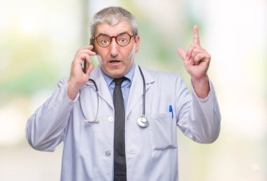 Smarpthone üzerinde konuşmayı yakışıklı kıdemli Doktor adam arka plan ile bir fikir ya da gülen yüz, bir numara ile parmak işaret soru sürpriz izole