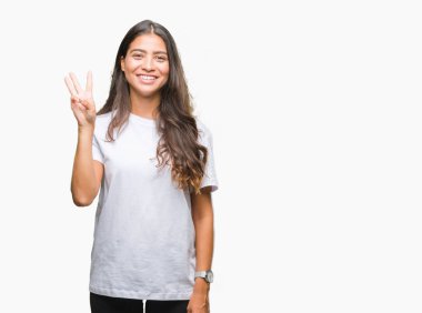 Genç güzel Arap kadın gösterilen ve parmakları ile işaret izole arka plan yüzünden kendinden emin ve mutlu gülümseyerek iken üçüncü.