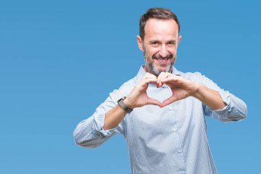 Orta yaş ağarmış üst düzey iş adamı aşık kalp simgesi ve elleriyle şekil gösteren gülümseyen izole arka plan üzerinde. Romantik kavramı.
