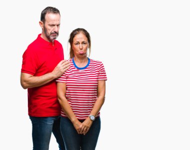 Orta yaş İspanyol çift izole arka plan üzerinde aşık depresif ve kızgın ve korkmuş ağlıyor sıkıntı için endişeleniyorum. Üzgün ifade.