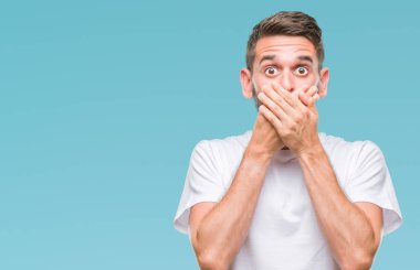 Yakışıklı delikanlı izole arka plan ağız hata için elleriyle kapsayan şok içinde. Gizli kavramı.