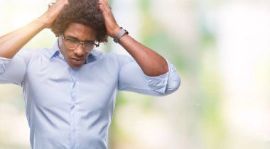 Çünkü çaresiz ve stresli baş ağrısı acı izole arka plan üzerinde gözlük Afro Amerikalı iş adamı ağrı ve migren. Ellerini kafasına.