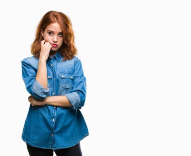 İzole arka plan düşünme seyir üzerinde genç güzel kadın yorgun ve sıkılmış çapraz silah depresyon sorunları ile.