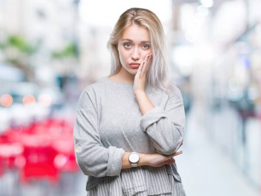 İzole arka plan düşünme seyir üzerinde sarışın genç kadın yorgun ve sıkılmış çapraz silah depresyon sorunları ile.