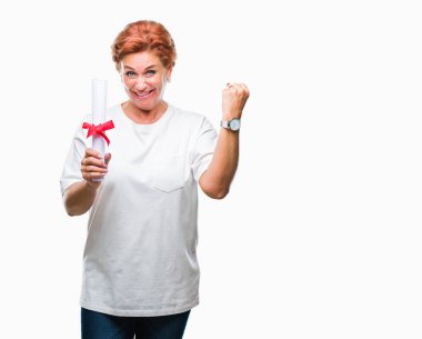 Duygu tezahürat derecesi sertifika gurur çığlık ve zafer ve başarı çok heyecanlı, kutluyor izole arka plan üzerinde tutan kıdemli beyaz kadın