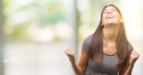 Giovane Bella Donna Ispanica Molto Felice Eccitato Facendo Gesto Vincitore — Foto Stock