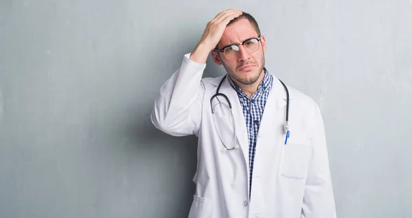 Homem Caucasiano Jovem Sobre Parede Grunge Cinza Vestindo Uniforme Médico — Fotografia de Stock