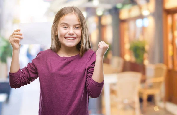 Menina Bonita Jovem Segurando Cartão Papel Branco Sobre Fundo Isolado — Fotografia de Stock