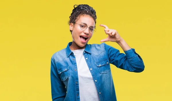 Jovem Trançado Cabelo Afro Americano Menina Vestindo Óculos Sobre Fundo — Fotografia de Stock