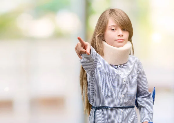 Niño Rubio Joven Lesionado Con Cuello Muletas Señalando Con Dedo — Foto de Stock