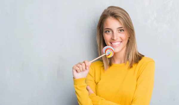 Vacker Ung Kvinna Över Grunge Grå Vägg Äta Lollipop Godis — Stockfoto