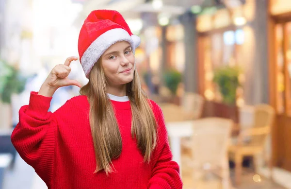 Mooi Meisje Dragen Kerstmuts Geïsoleerde Achtergrond Glimlachend Vertrouwen Gebaren Met — Stockfoto