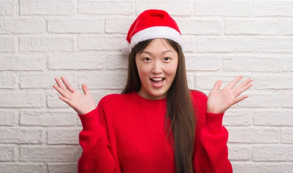 Jovem Chinesa Vestindo Chapéu Papai Noel Muito Feliz Animado Expressão — Fotografia de Stock