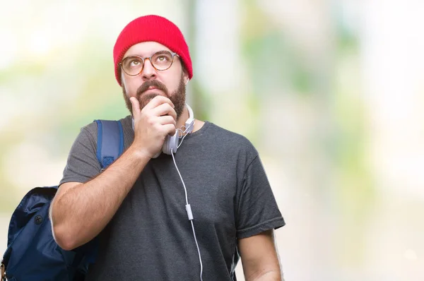 Homem Jovem Hipster Vestindo Boné Vermelha Mochila Sobre Fundo Isolado — Fotografia de Stock