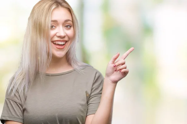 Jovem Loira Sobre Fundo Isolado Com Grande Sorriso Rosto Apontando — Fotografia de Stock