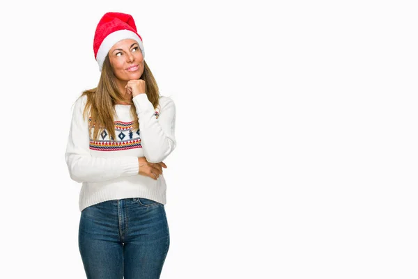 中年成人女性着用冬セーターと孤立の背景に Chrismat 帽子手に関する質問は 物思いにふける式あご思考 思いやりのある顔をして笑っています 疑いのコンセプト — ストック写真