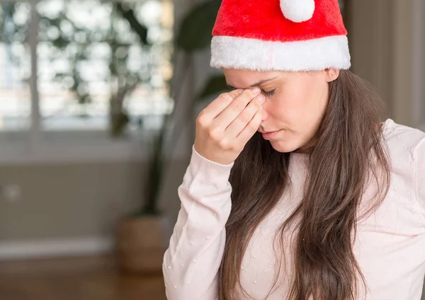 Mulher Bonita Usando Chapéu Papai Noel Casa Cansado Esfregando Nariz — Fotografia de Stock