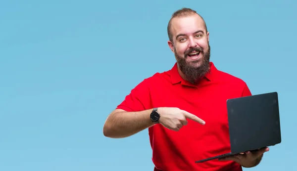 Kaukasische Jongeman Met Behulp Van Computer Laptop Geïsoleerde Achtergrond Erg — Stockfoto