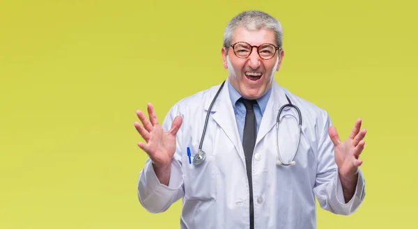 Όμορφος Ανώτερος Γιατρός Άνδρα Πάνω Μια Απομονωμένη Φόντο Γιορτάζει Τρελών — Φωτογραφία Αρχείου