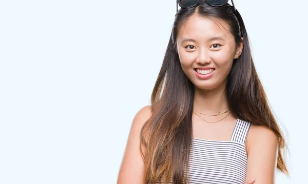 Ung Asiatisk Kvinna Som Bär Solglasögon Över Isolerade Bakgrund Glada — Stockfoto
