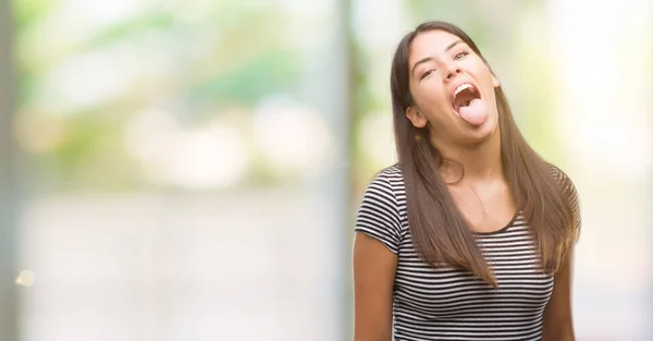 Joven Mujer Hispana Hermosa Sacando Lengua Feliz Con Expresión Divertida — Foto de Stock