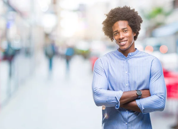Hombre Afroamericano Sobre Fondo Aislado Rostro Feliz Sonriendo Con Los —  Fotos de Stock