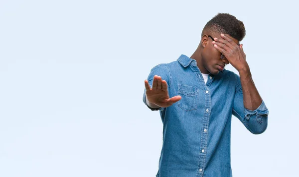 Hombre Afroamericano Joven Sobre Fondo Aislado Cubriendo Los Ojos Con —  Fotos de Stock