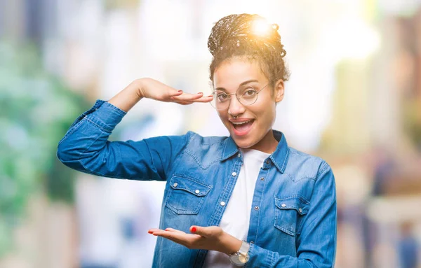 Ung Flätad Hår Afrikanska Amerikanska Flickan Bär Glasögon Över Isolerade — Stockfoto