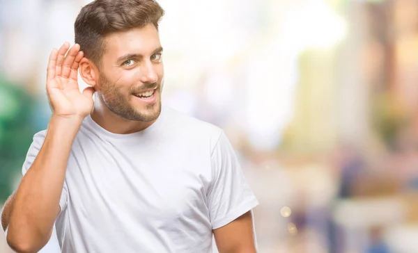 Jovem Homem Bonito Sobre Fundo Isolado Sorrindo Com Mão Sobre — Fotografia de Stock