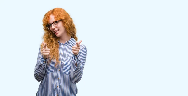 Jovem Ruiva Bussines Mulher Apontando Dedos Para Câmera Com Rosto — Fotografia de Stock