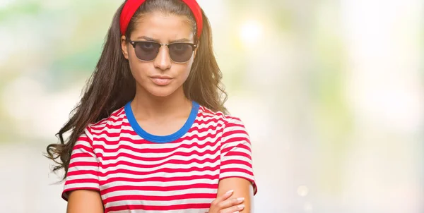 Junge Schöne Arabische Frau Mit Sonnenbrille Über Isoliertem Hintergrund Skeptisch — Stockfoto