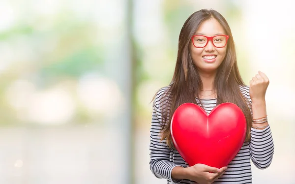 Genç Asyalı Kadın Aşk Holding Içinde Kalp Gurur Çığlık Zafer — Stok fotoğraf
