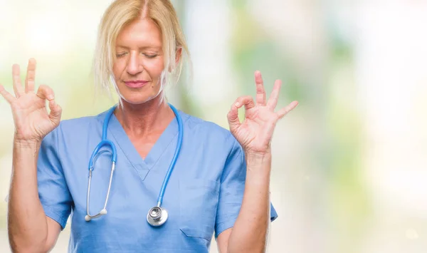 Blonde Krankenschwester Mittleren Alters Chirurgin Ärztin Mit Isoliertem Hintergrund Entspannen — Stockfoto