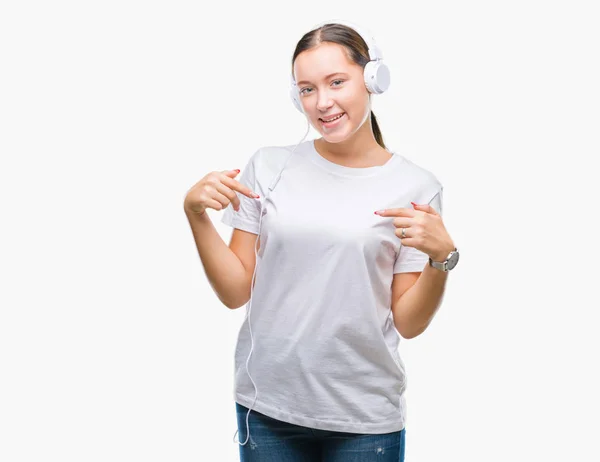 Mujer Caucásica Joven Escuchando Música Usando Auriculares Sobre Fondo Aislado — Foto de Stock