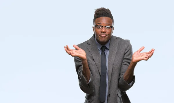 Joven Hombre Negocios Afroamericano Sobre Fondo Aislado Expresión Despistada Confusa — Foto de Stock