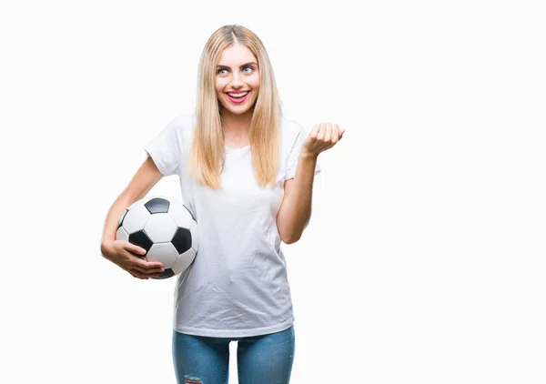 年轻美丽的金发女子拿着足球在孤立的背景尖叫骄傲和庆祝胜利和成功非常兴奋 欢呼的情感 — 图库照片