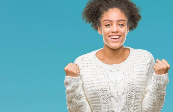 Mujer Afroamericana Joven Con Suéter Invierno Sobre Fondo Aislado Celebrando —  Fotos de Stock