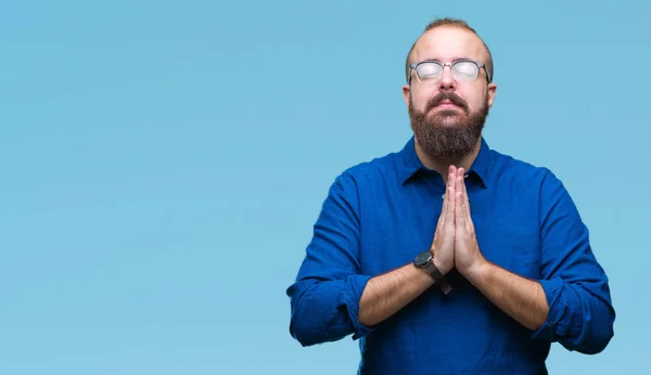 Young Caucasian Hipster Man Wearing Glasses Isolated Background Praying Hands — Stock Photo, Image