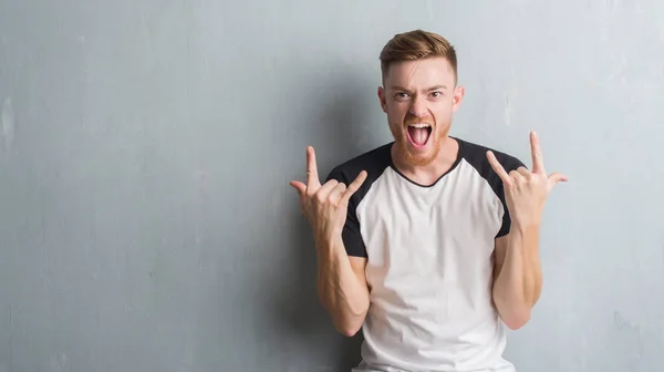 Joven Pelirrojo Sobre Pared Gris Grunge Gritando Con Expresión Loca —  Fotos de Stock