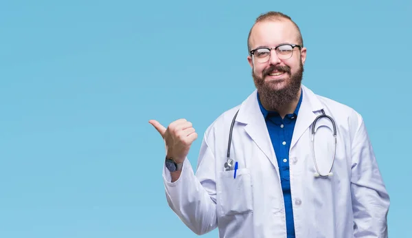 Joven Médico Caucásico Vestido Con Bata Blanca Médica Sobre Fondo —  Fotos de Stock